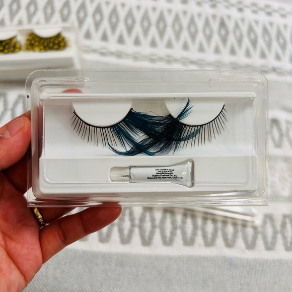 4 Pairs of Costume Eyelashes - Picture 4 of 5